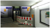 15.09.17 - Die Holzabsperrung wurde wieder abgebaut.  Der Aufzug ist seit einigenn Tagen defekt.
