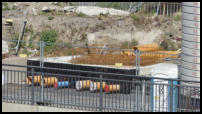 22.04.2020 - Viele neue Rohre führen in den ex Bunker hinein.- Blick vom Busbahnhof.