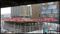 21.11.2020 - Die Deckenverschalung bedeckt nun das gesamte Gebäude. Blick vom Schwebebahnhof.