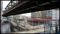 12.12.2020 - Das Dach wurde bereits abgedichtet. Blick vom Schweb.-Bahnhof.