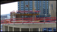 06.03.2021 - Am Info-Center wird noch ein weiteres Vordach  gegossen. Blick vom Schwebebahnhof.