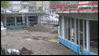 22.05.2021 - Nun werden die Fensterrahmen eingesetzt. Blick vom Schwebebahnhof.