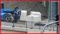 <Viele>Blick auf die ausgebauten Betondeckenteile vom Bunker.