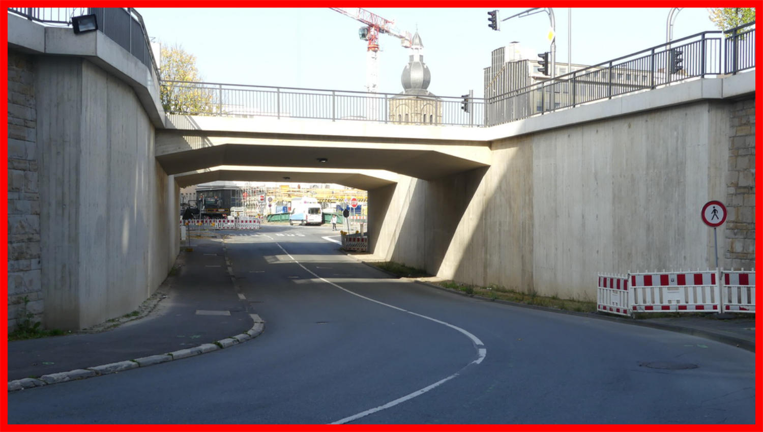02.11.2017 - Zum Asphaltieren wurde die Dehnungsfuge gesichert.