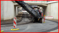 13.11.17 - Der Asphalt an der Sdstrae wird ausgebaut.