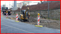 01.12.17 - Der Betonstreifen unter den Bordsteinen wurde in den letzten Tagen ausgebaut.