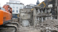 22.12.16 - Gestern wurde die Decke zerlegt. Heute wird der Keller mit Bauschutt aufgefllt.