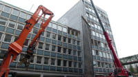 02.08.16 - Rckbau Rinke Haus - Die ersten Fenterrahmen sind schon raus.