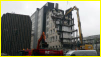 11.01.2017 - Das Treppenhaus wurde auch schon angeknabbert. Vorne wird der Bauschutt entsorgt.