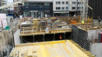 04.08.17 - Der nchste Abschnitt der Kellerdecke wird gegossen. Links schliet sich immer mehr die Lcke.