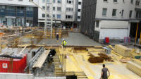 04.08.17 - Der nchste Abschnitt der Kellerdecke wird gegossen. Vorne schliet sich immer mehr die Lcke.
