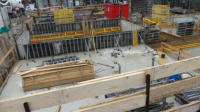 15.08.17 - Weitere Wnde links wurden ausgeschalt. Es sieht so aus ale ob dieses das Treppenhaus wird. Rechts wird die Rampe mit Stahl noch versehen.
