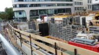 11.09.17. - An der Einfahrt zum Parkhaus werden weitere Wandteile eingeschalt.