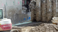 26.06.17 - Vor der Hauswand wurde ein ca 80 Cm breites Fundament gegossen.