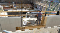 17.07.17 - Die Verschalungen zum Betonieren werden eingebaut.