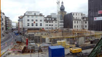 13.10.17 - Die Quertrger zur ersten Etage wird hier gerade eingeschalt. Weiter oben wird die Decke mit Bewehrungsstahl verseehen. Blick aus der Schwebebahn.