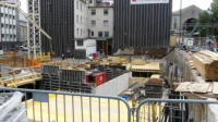 04.08.17 - Der nchste Abschnitt der linken Kellerdecke wird gegossen. Rechts schliet sich immer mehr die Lcke.