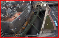 26.03.2018 - Die Geschodecke ist geschlossen. Der Bewehrungsstahl fast fertig eingebaut.