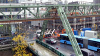 20.11.17 - Das Abholen des  Container verursachte einen groeren Busstau.