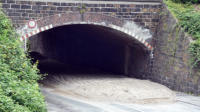 17.07.17 - Der Sand wurde als Schutzschicht fr die Strae eingebaut.