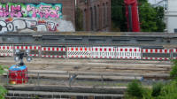 26.07.17 - Die Trger fr die prov. Brcke werden eingebaut.