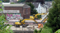 02.08.17 - Die Bauarbeiten an dem zweiren Teil haben begonnen. Jetzt werden die Lcher fr die senkrechten Stahltrger gebohrt.