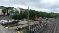 17.07.17 - An den Trgern wird weiter geschweit.Hinten stehen 2 Pfahlbohrer bereit.