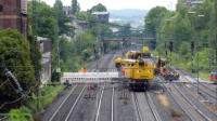 25.07.17 - Die ersten Trger fr die neue Prov. Baubrcke liegen bereit zum Einbau.