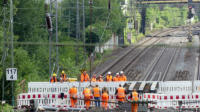 26.07.17 - Die Trger fr die prov. Brcke werden eingebaut.