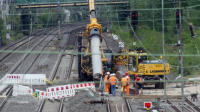 02.08.17 - Die Bauarbeiten an dem zweiren Teil haben begonnen. Jetzt werden die Lcher fr die senkrechten Stahltrger gebohrt.