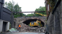 25.07.17 - Der Bauschutt wird weiter abgefahren. Die ersten Trger fr die neue Prov. Baubrcke liegen bereit zum Einbau.