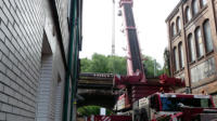 26.07.17 - Die Trger fr die prov. Brcke werden eingebaut.