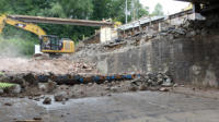 11.08.17 - Die letzten Reste der Brcke  sind nun auch entfernt. Der bauschutt wird jetzt abgefahren.