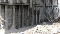 13.09.17 - An der Ostseite wird der Boden fr die neuen Fundamente vorbereitet.