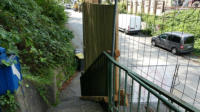 22.08.17 - Hier wurde die Treppe zu einem Wohnhaus sehr aufwendig gesichert.