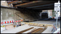 26.03.2018 - An der linken Seite wird der Bewehrungsstahlr fr die Sttzmauer aufgebaut. Auf der Strae wird ein Mauerteil gegossen.