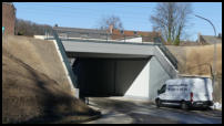 27.02.2019 - Die Brcke wurde noch gestrichen. Leider haben die ersten Schmierfinken schon ihre Markierungen hier hinterlassen.