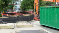 31.07.17 - Es wird Platz fr die neuen Brckenwiderlager geschaffen.