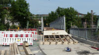 25.08.17 - Die prov. Fugngerbrcke wurde in der Nacht eingebaut.