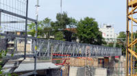 25.08.17 - Die prov. Fugngerbrcke wurde in der Nacht eingebaut.