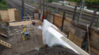 09.10.17 - Nun ist der Ostteil der Brckenwiderlager in Arbeit. Blick von der reichsstrae.