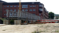 25.08.17 - Die prov. Fugngerbrcke wurde in der Nacht eingebaut.
