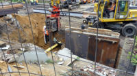 11.08.17 - Die Baugrube ist wieder verschlossen.Die Spundwnde fr den Treppenbau werden versenkt.