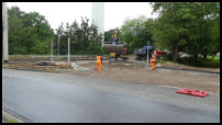 16.06.2020 - Die neuen Ampelmasten stehen. Der Straßenuntergrund ist fast fertig eingebaut.