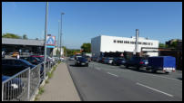 07.05.2020 - Die Ampel ist nun in Betrieb - Blick in Höhe der Enfahrt zu den Baumärkten.