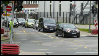 11.05.2020 - Erst vor der Ampel erfahren die Fahrer das es getrennte Abbiegespuren gibt.