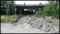 30.06.2020 - Die alten Bordsteine und die Fahebahnreste türmen sich auf.