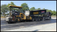 12.08.2020 - Die erste Asphaltschicht wird eingebaut.