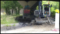 30.06.2020 - De alte Fahebahn wird nun mit dem Bagger ausgebaut.