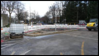 04.12.2020 - Obere Lichtenplatzer Str. - Ecke Müngstener Str. - Die Bordsteine und der Weg an der Verkerhrsinsel sind nun fertig eingebaut.